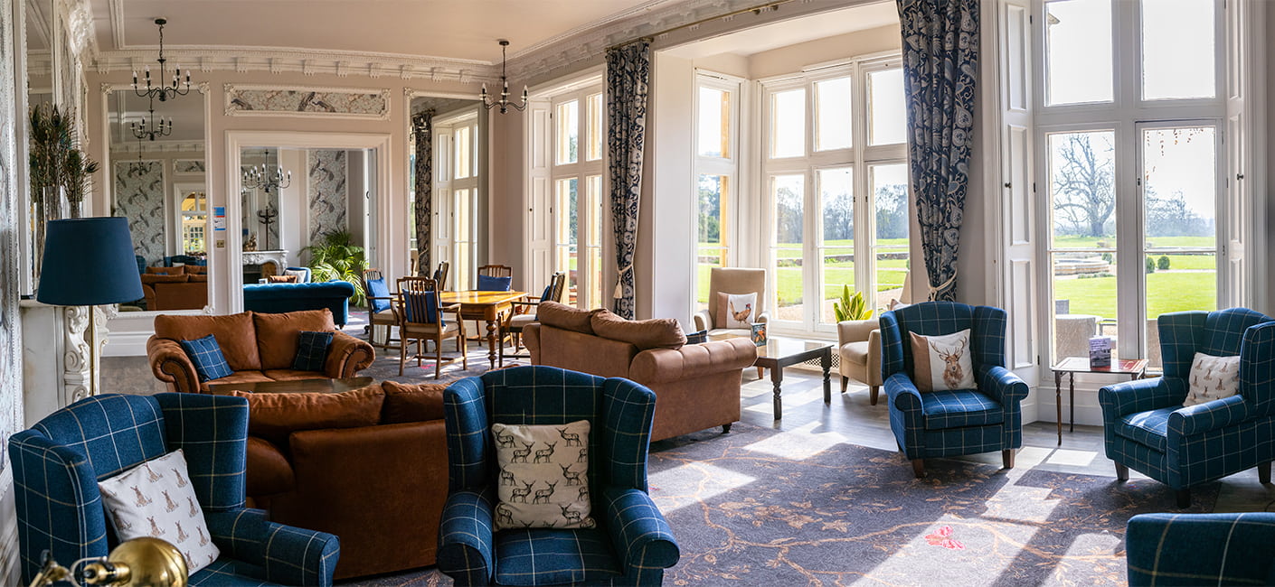 Traditional style lounge