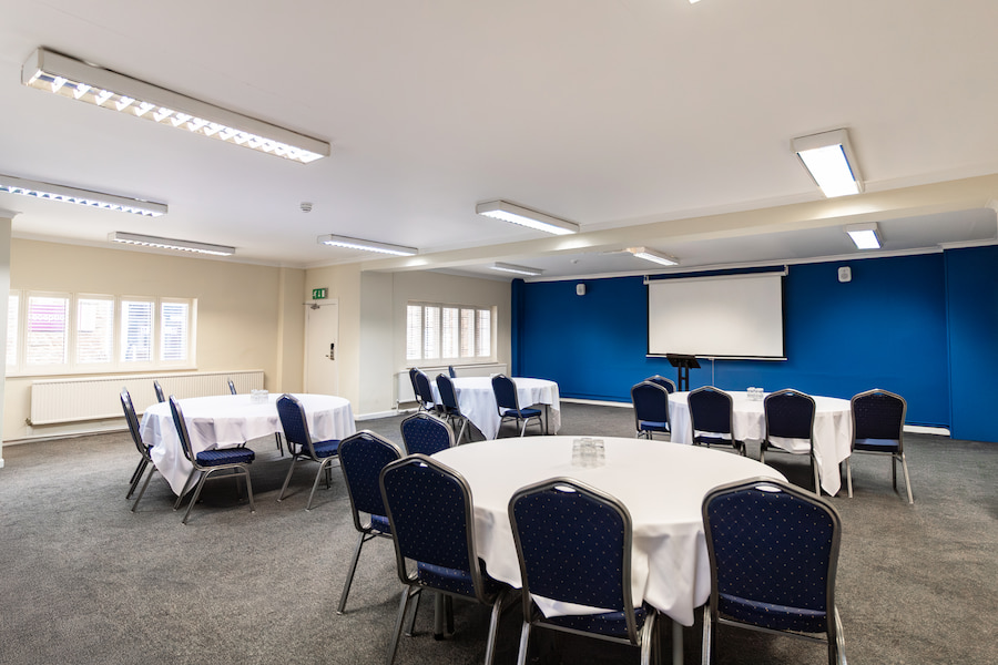 Annerley set out in cabaret style with a royal blue accent wall and brand new carpet.