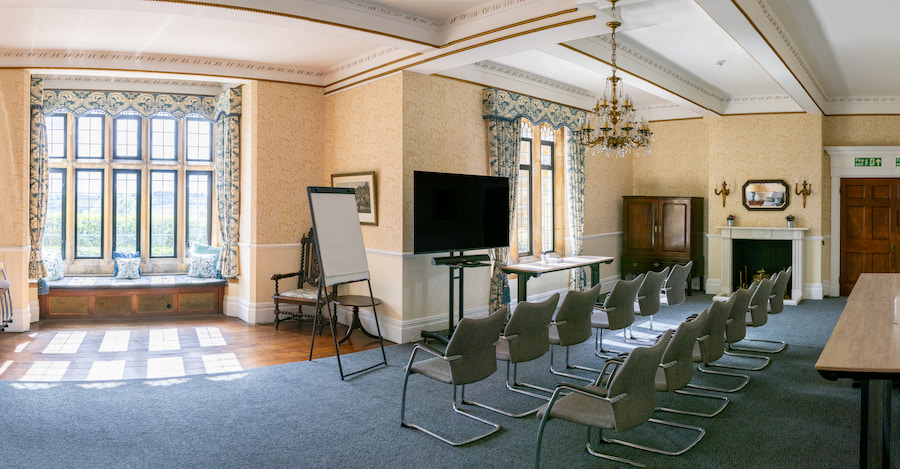 A wide shot of Rowan set out in theatre style.